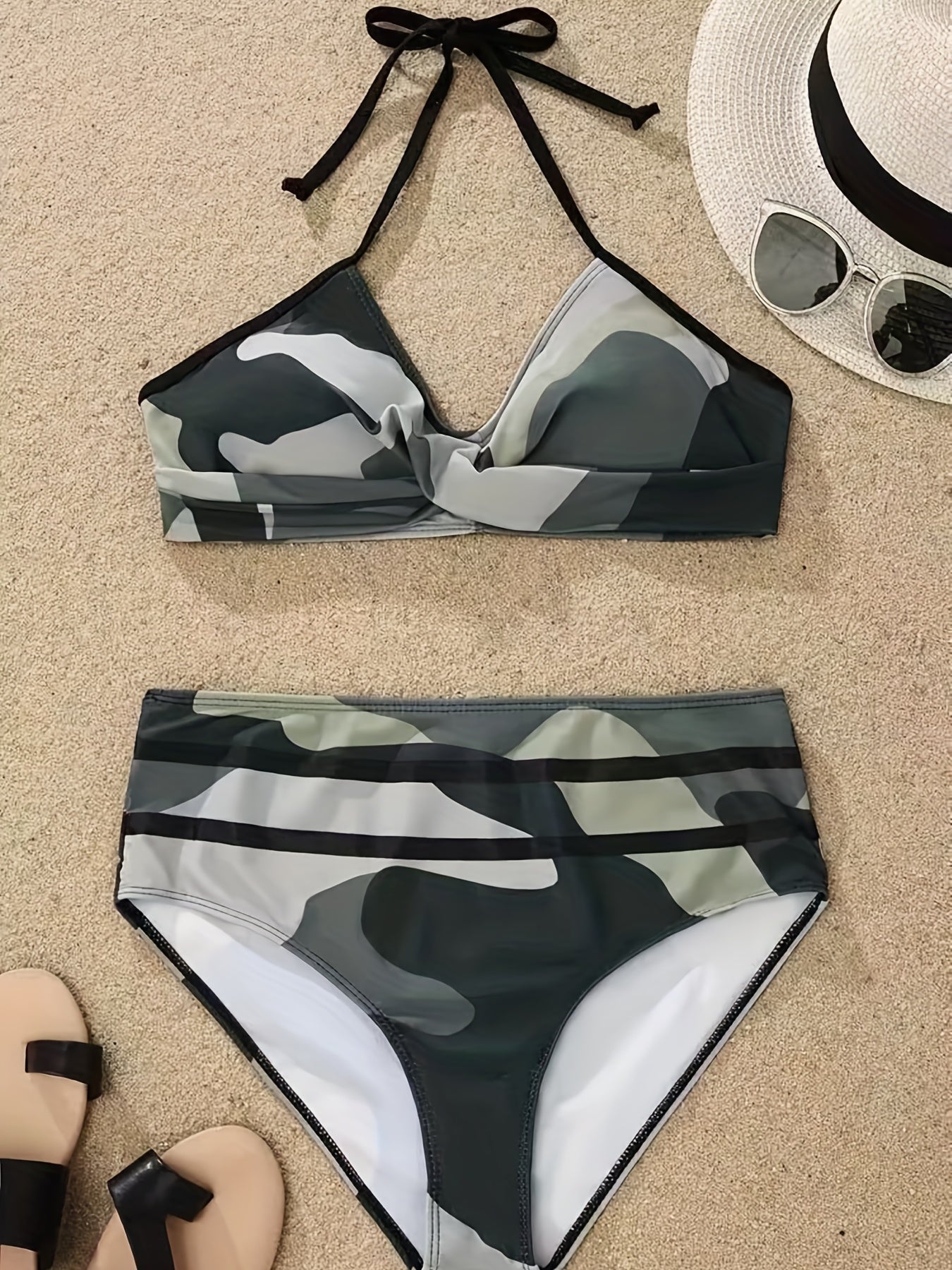 Camo-Print Neckholder-Bikini mit hohem Beinausschnitt | gerafft, rückenfrei, ohne Bügel | S–XL