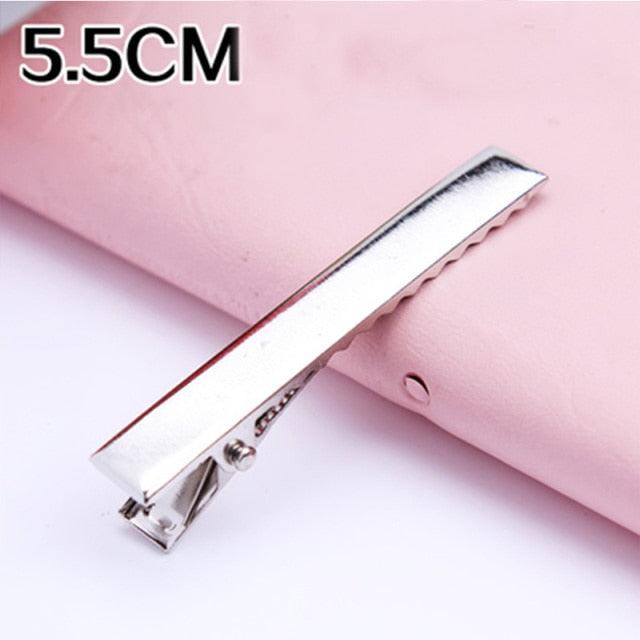 Metallic hair clip on a pink background with '5.5CM' text.