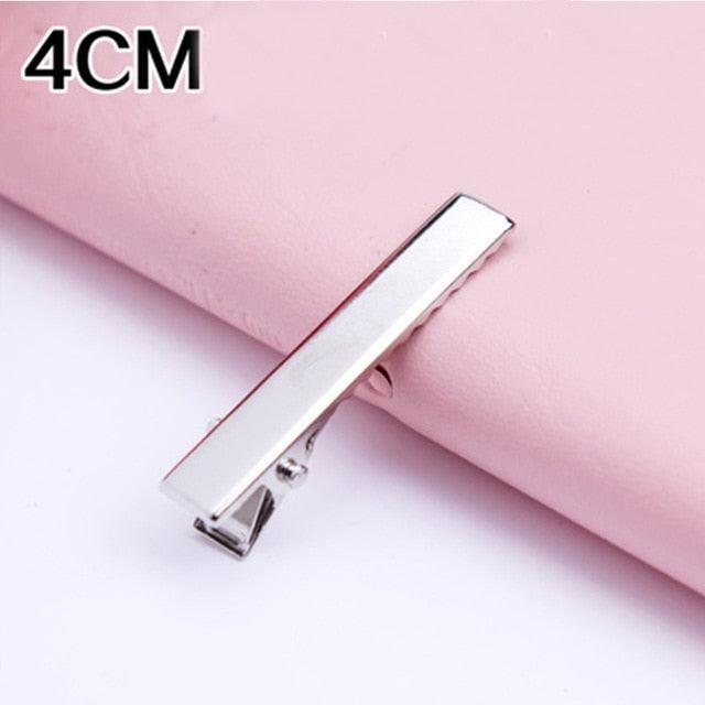 Silver hair clip on a pink background with '4CM' text