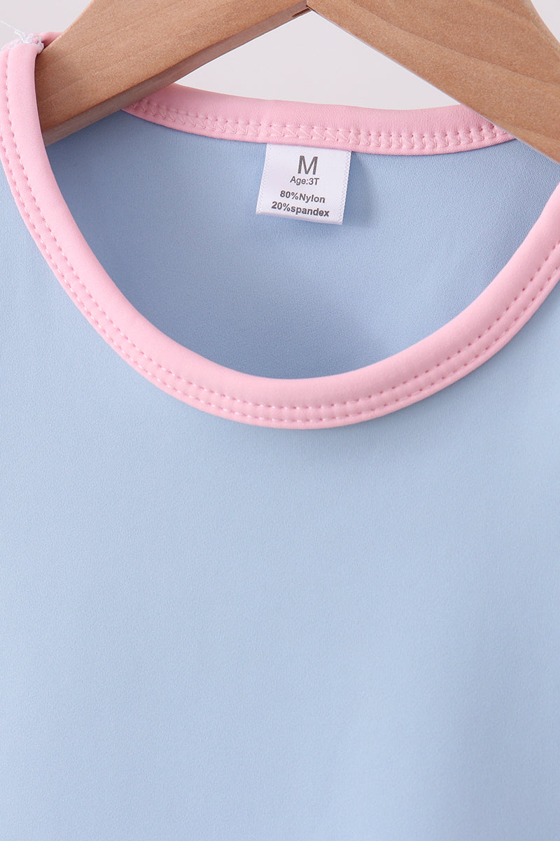 Pink collar on a light blue background with a label indicating size 'M'.