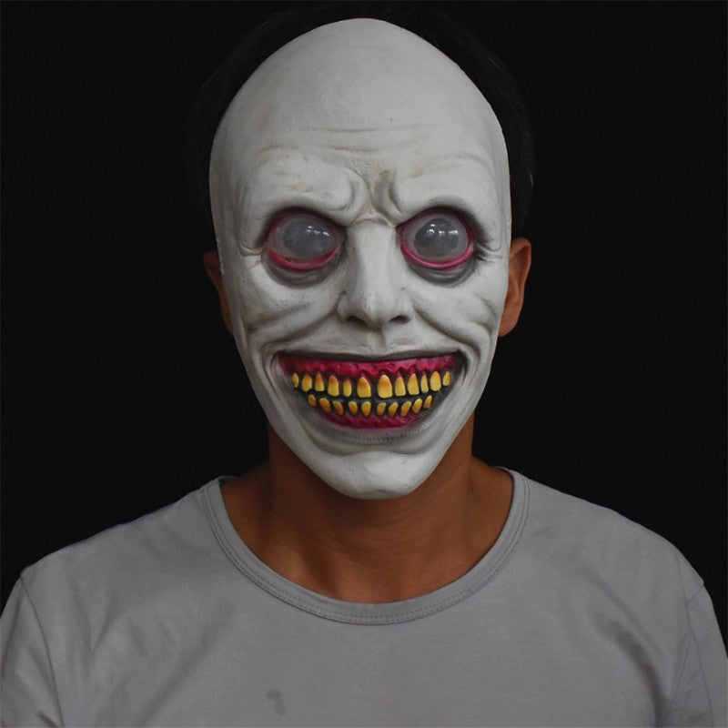Person wearing a恐怖面具 with a dark background