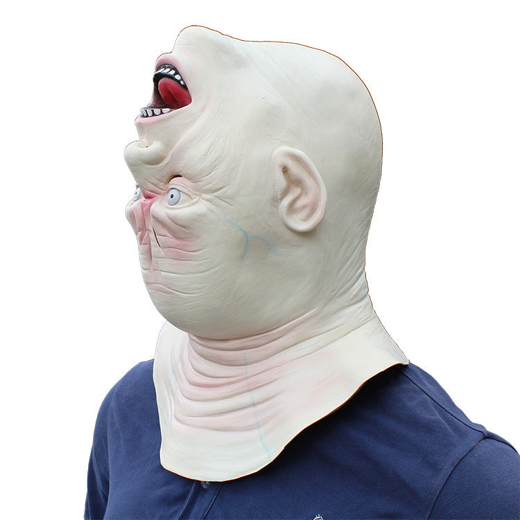 Person wearing a恐怖的白色面具