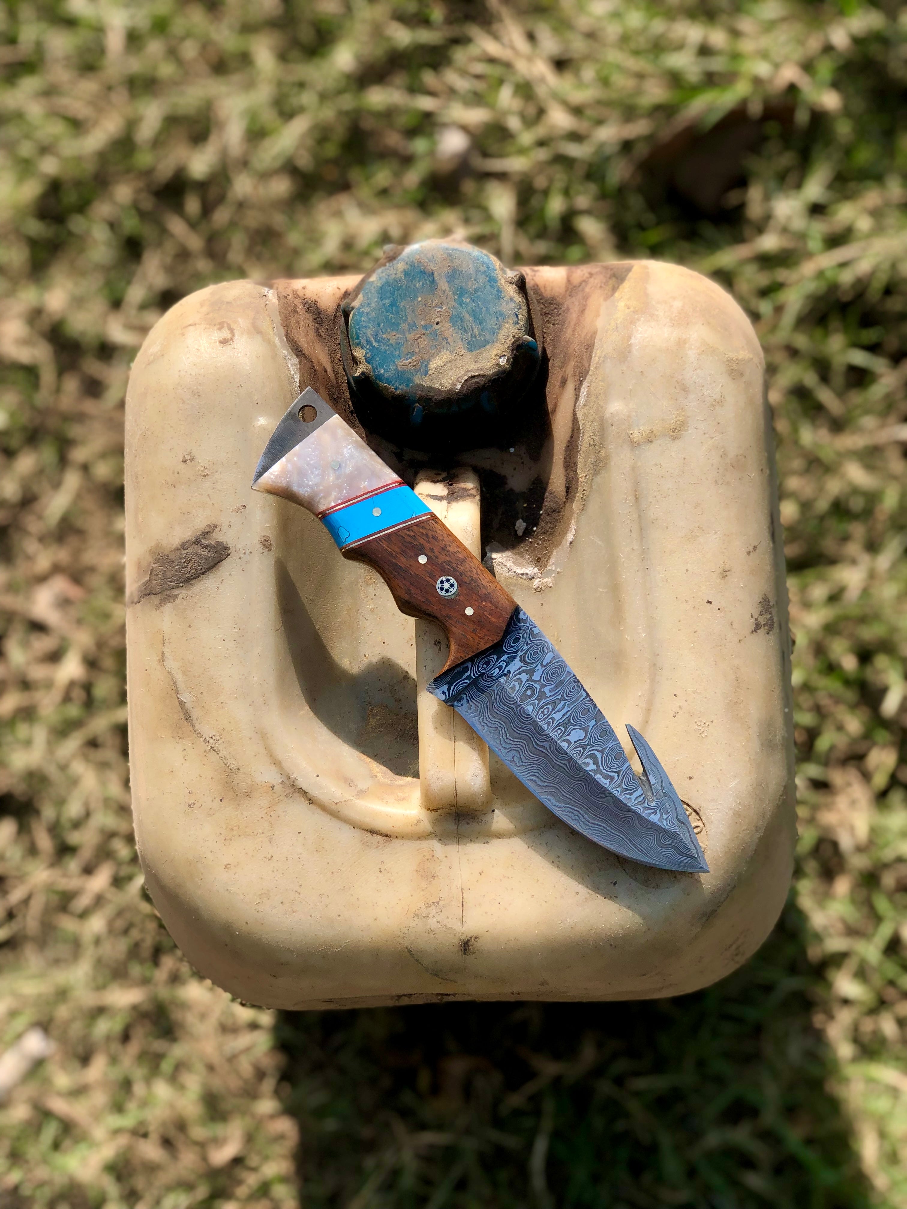 The Hunter's Edge: 8.25-Inch Gut Hook Skinning Hunting Knife with Raindrops Damascus Steel Blade & Rosewood Handle