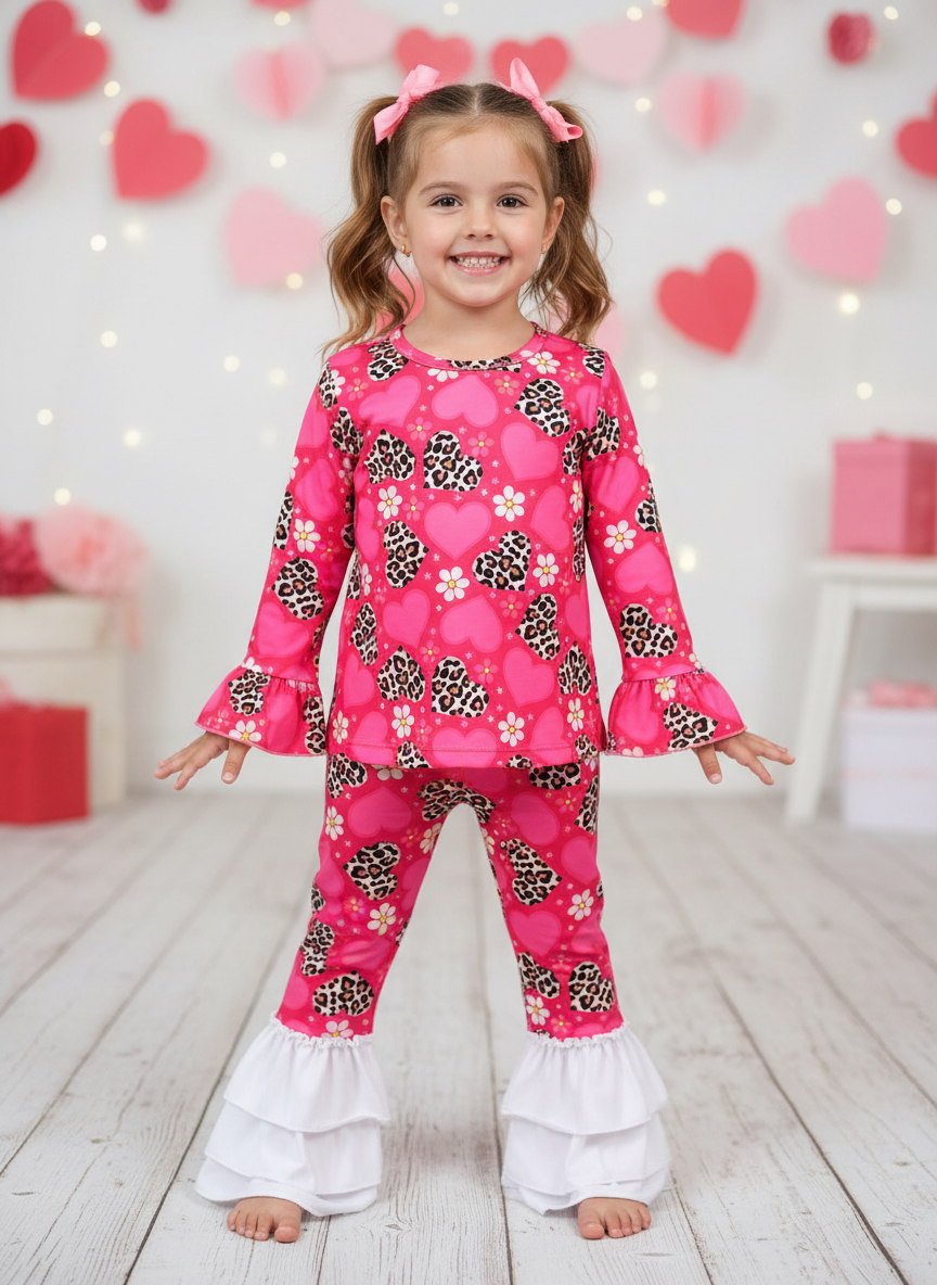 Baby Zweiteiler Leopardenherz-Druck – Langarm-Oberteil & Rüschenhose | Zartrosa