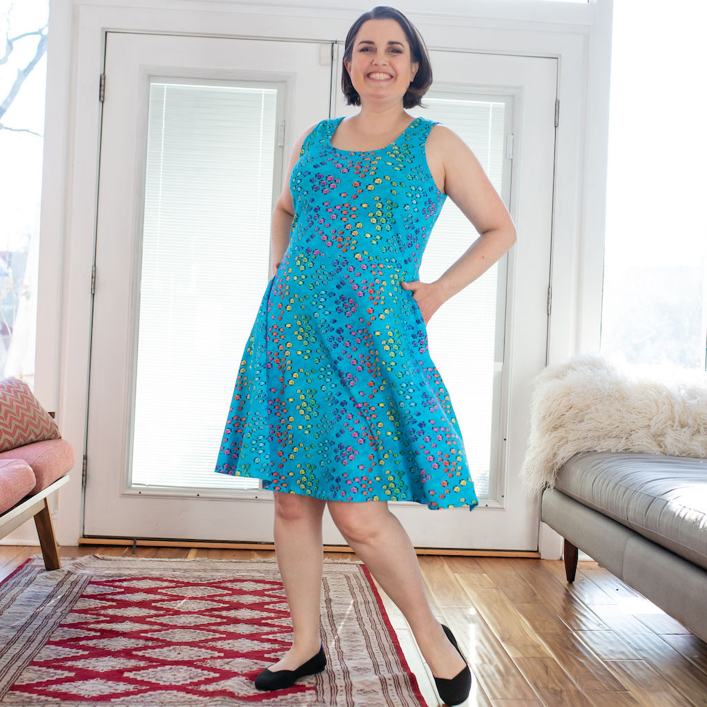 Ärmelloses Damen-Sommerkleid mit Fischregenbogen-Motiv und Taschen