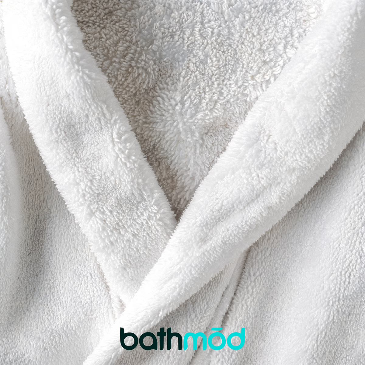 Close-up of a white bathrobe with 'bathmöd' branding.
