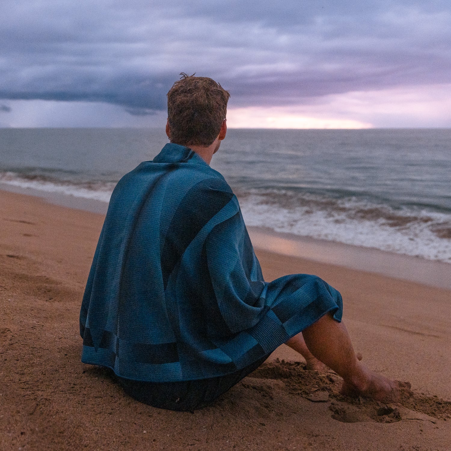 Oversized Microfiber Beach Towel – Sand-Free, Fast-Drying Waffle Texture, Deep Blue Ocean Design