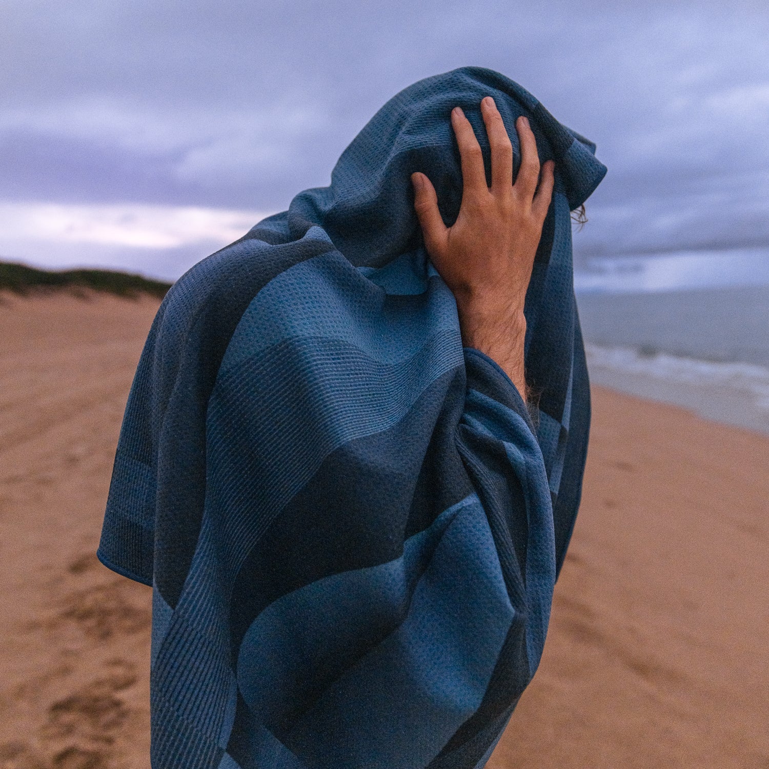 Oversized Microfiber Beach Towel – Sand-Free, Fast-Drying Waffle Texture, Deep Blue Ocean Design