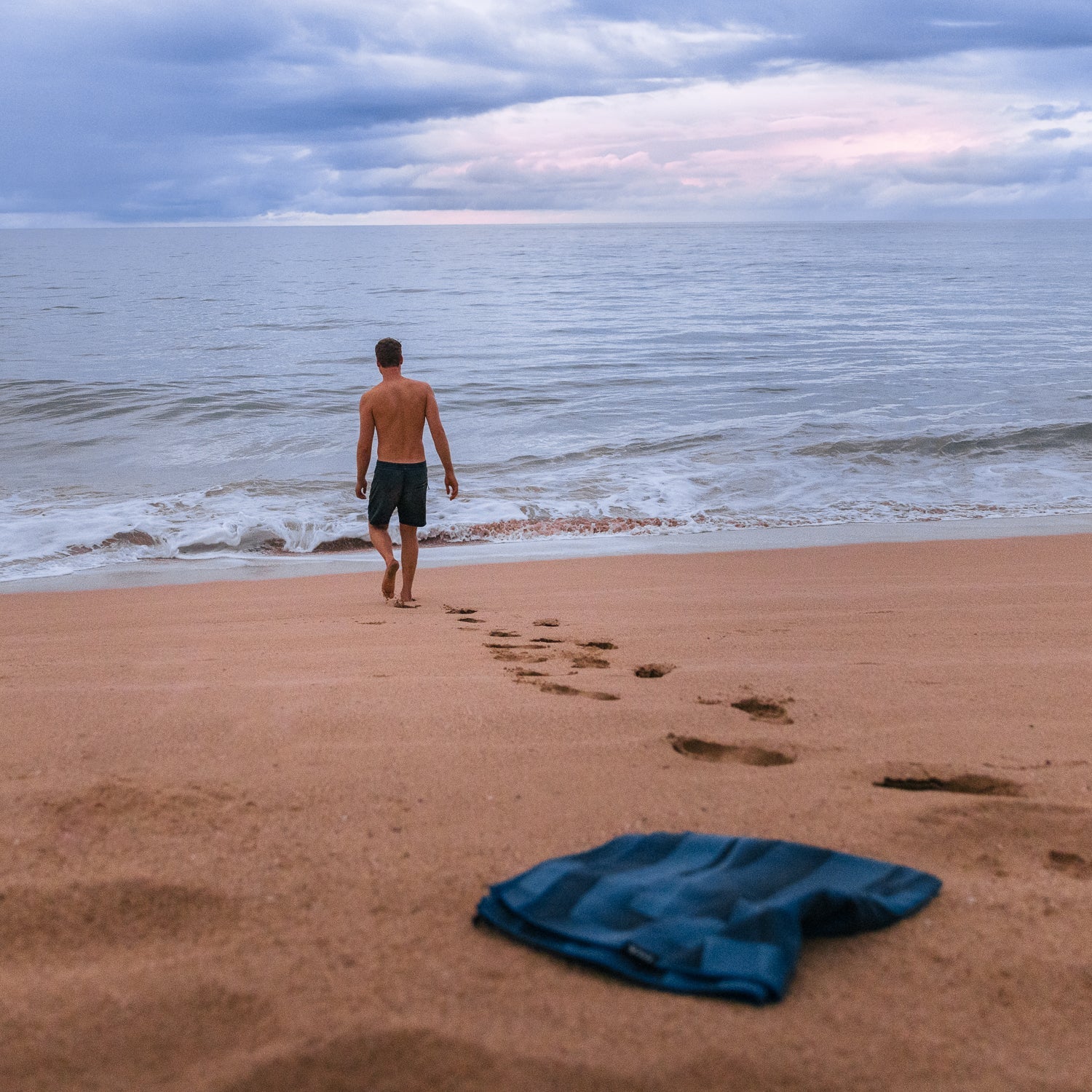 Oversized Microfiber Beach Towel – Sand-Free, Fast-Drying Waffle Texture, Deep Blue Ocean Design