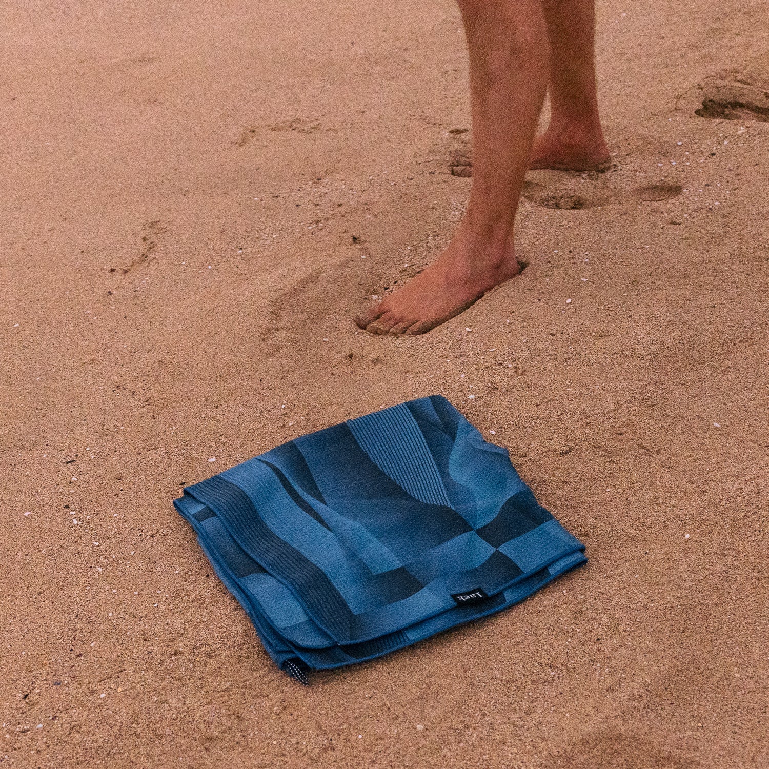 Oversized Microfiber Beach Towel – Sand-Free, Fast-Drying Waffle Texture, Deep Blue Ocean Design