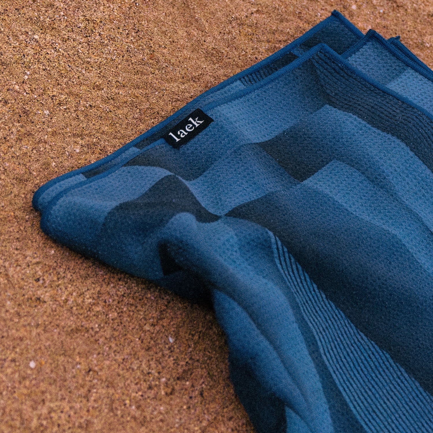 Oversized Microfiber Beach Towel – Sand-Free, Fast-Drying Waffle Texture, Deep Blue Ocean Design