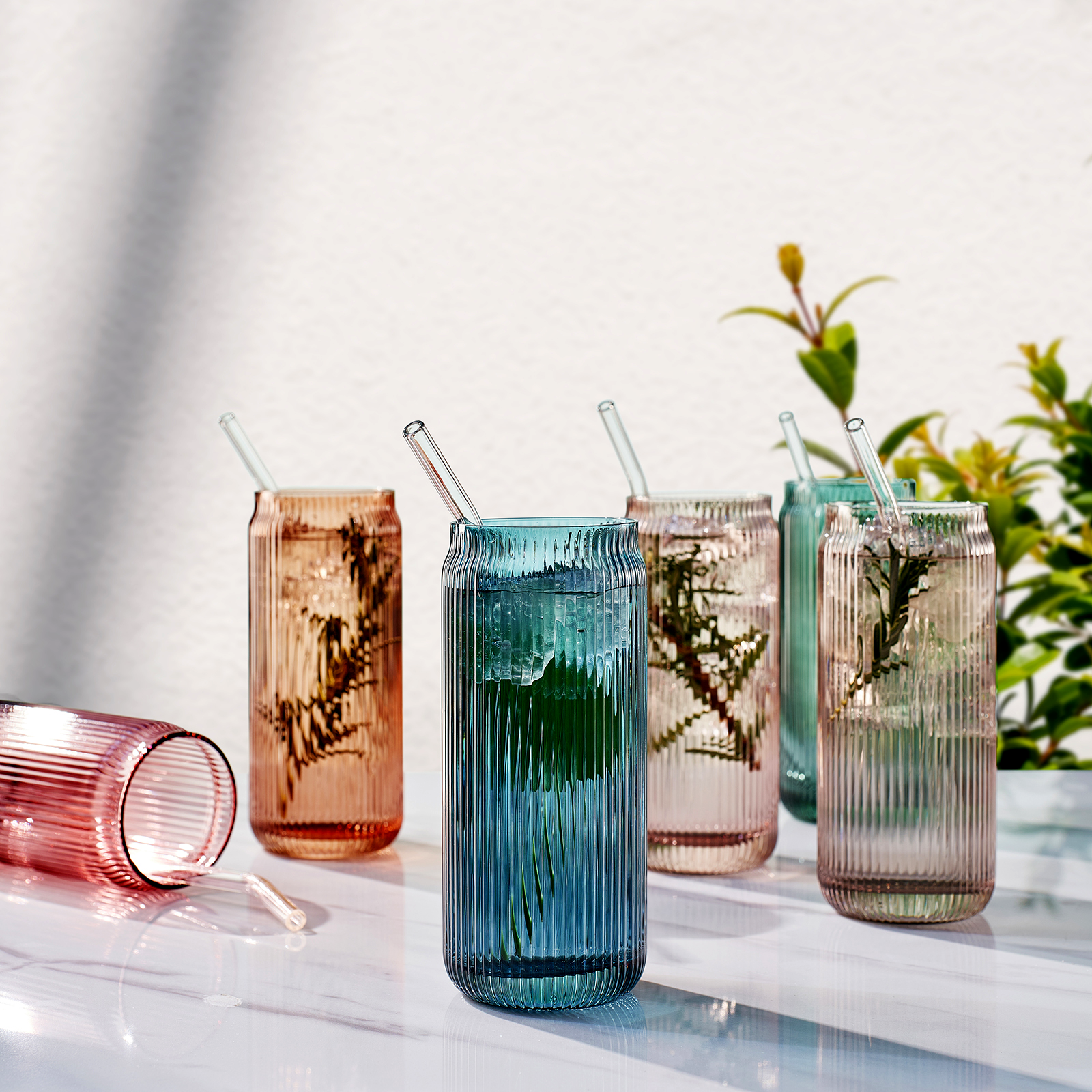 Rippen-Highballgläser im Dosen-Design mit Glasstrohhalmen – 6er-Set