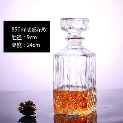 Clear glass decanter with amber liquid on a reflective surface, with product dimensions displayed.