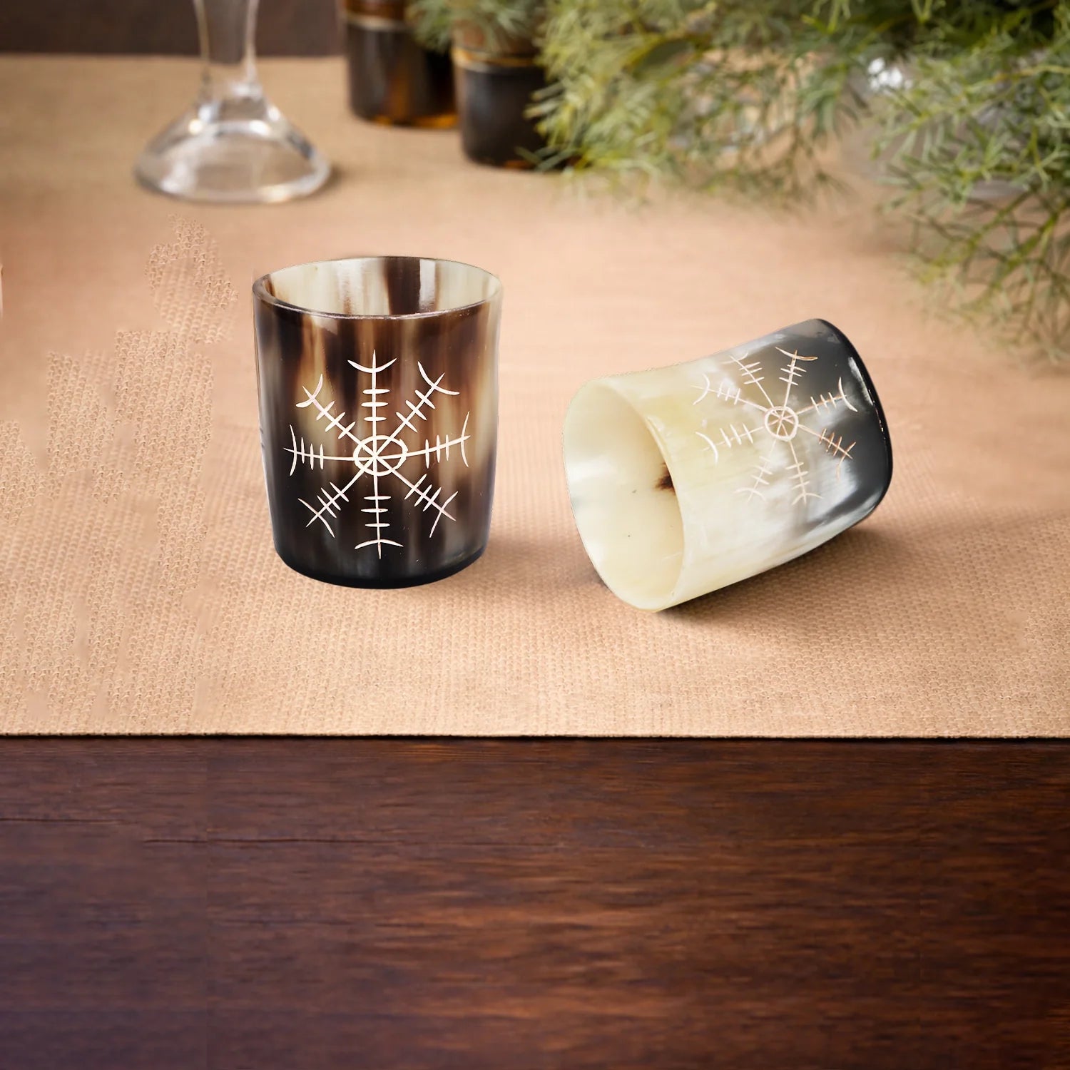 Nordic Compass Horn-Schnapsgläser – Handgefertigtes Barware-Set aus echtem Büffelhorn