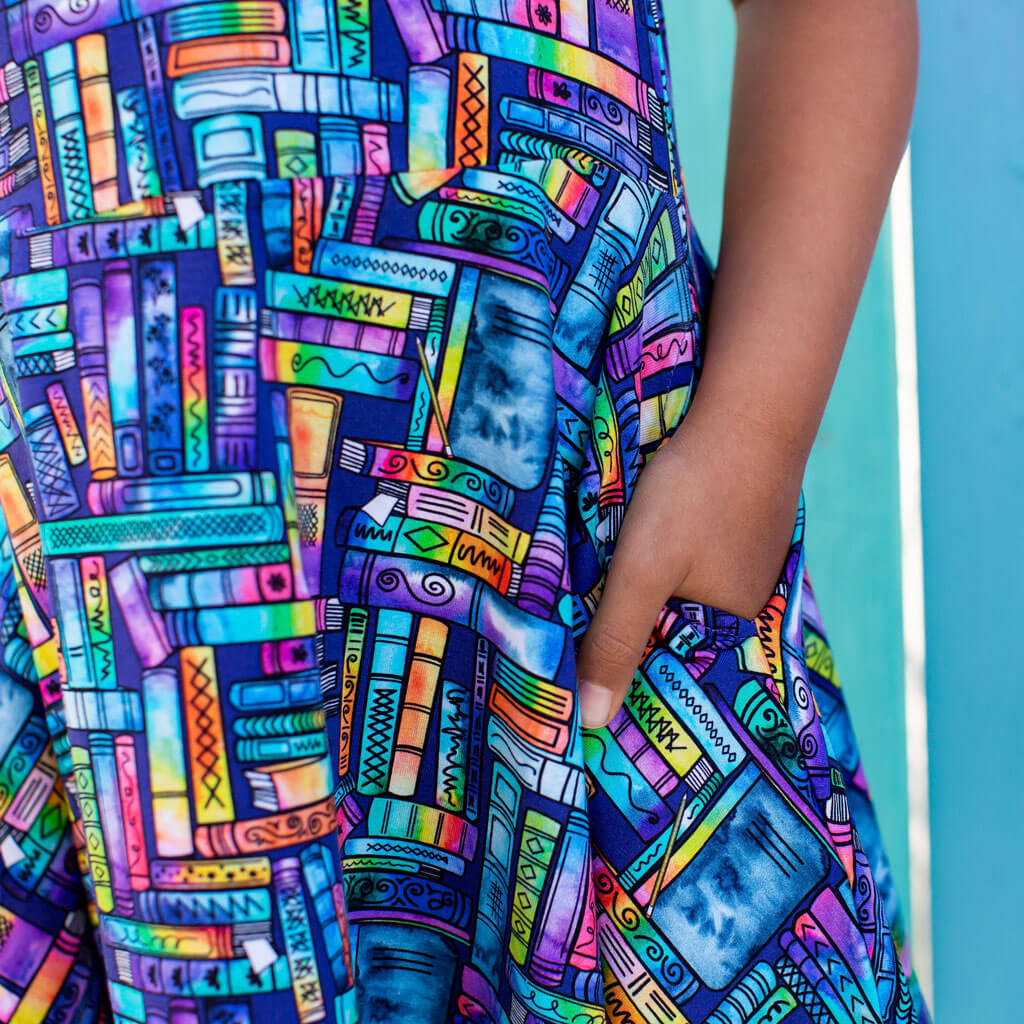 Spielkleid „Lost in the Stacks“ mit Buchmotiv | tiefe Taschen | Größen 2T–16