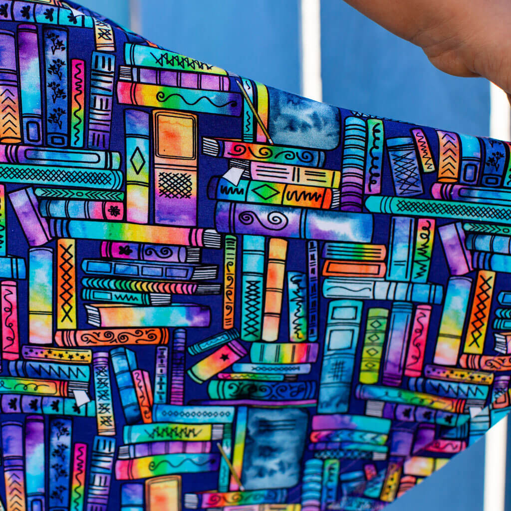 Spielkleid „Lost in the Stacks“ mit Buchmotiv | tiefe Taschen | Größen 2T–16