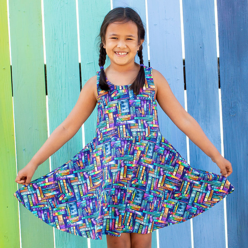 Spielkleid „Lost in the Stacks“ mit Buchmotiv | tiefe Taschen | Größen 2T–16