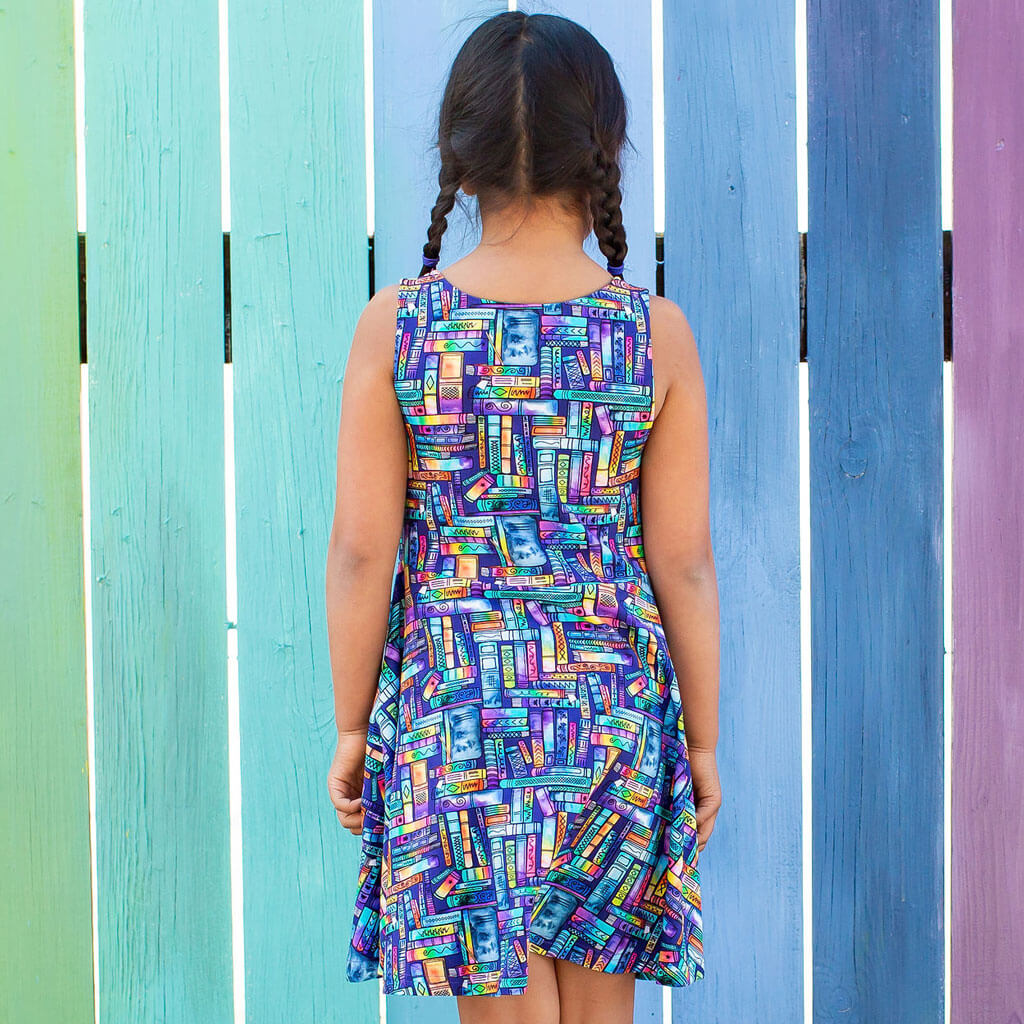 Spielkleid „Lost in the Stacks“ mit Buchmotiv | tiefe Taschen | Größen 2T–16