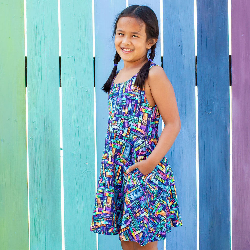 Spielkleid „Lost in the Stacks“ mit Buchmotiv | tiefe Taschen | Größen 2T–16
