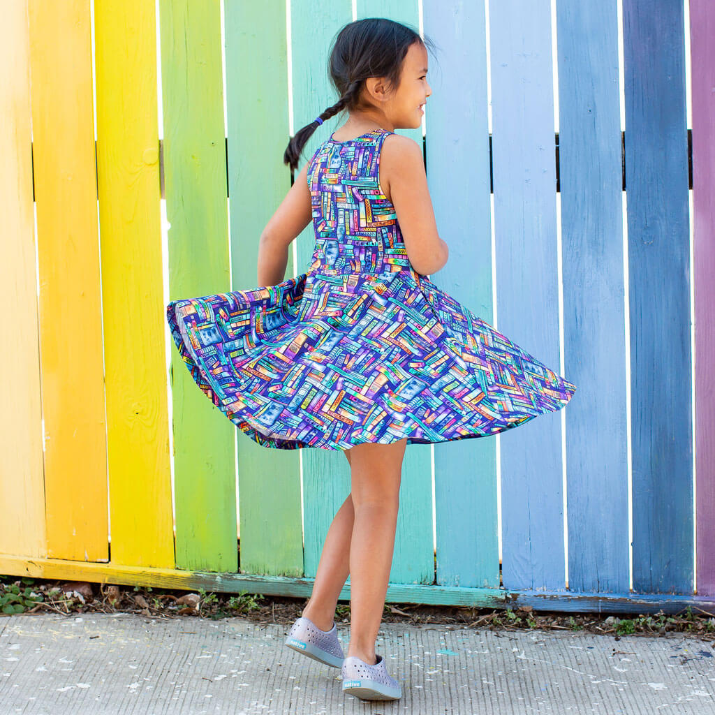 Spielkleid „Lost in the Stacks“ mit Buchmotiv | tiefe Taschen | Größen 2T–16