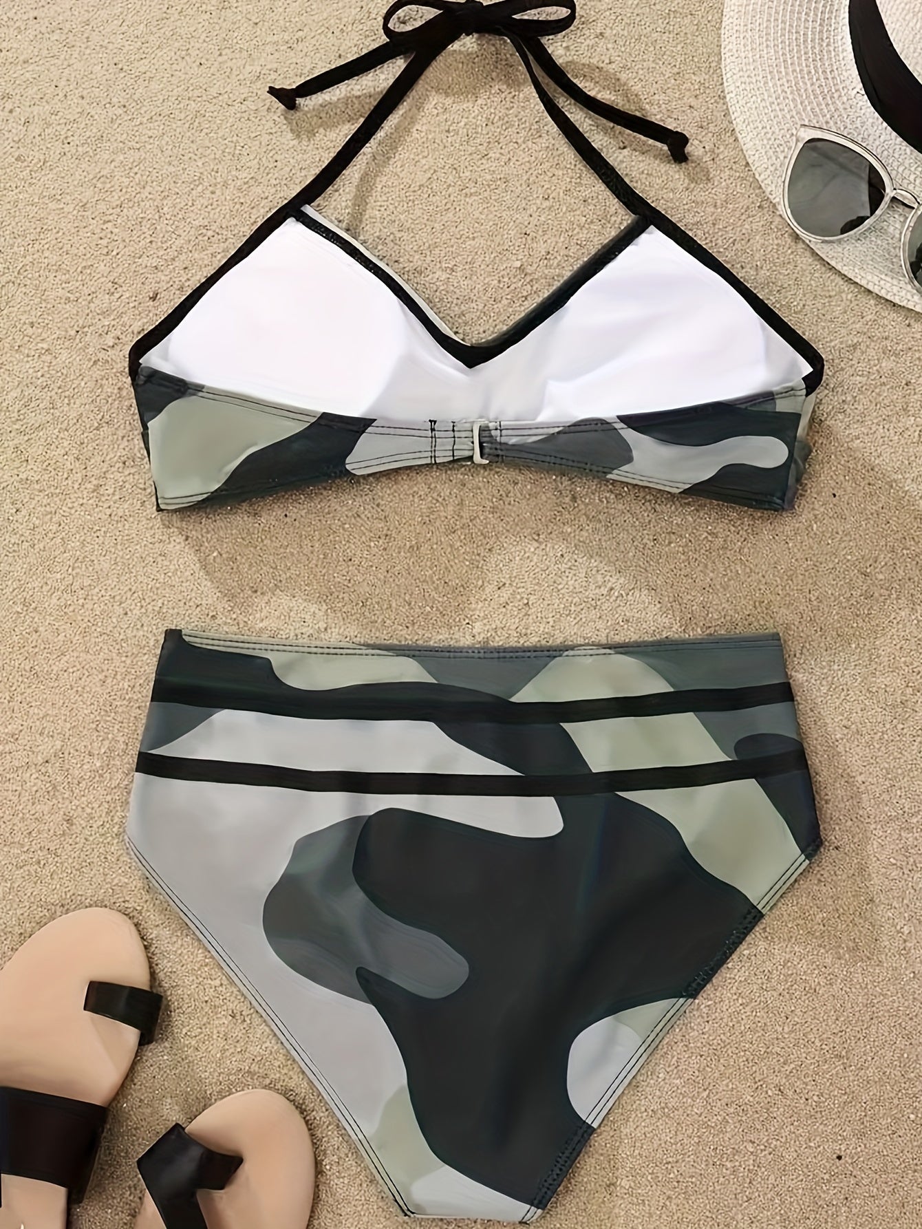 Camo-Print Neckholder-Bikini mit hohem Beinausschnitt | gerafft, rückenfrei, ohne Bügel | S–XL