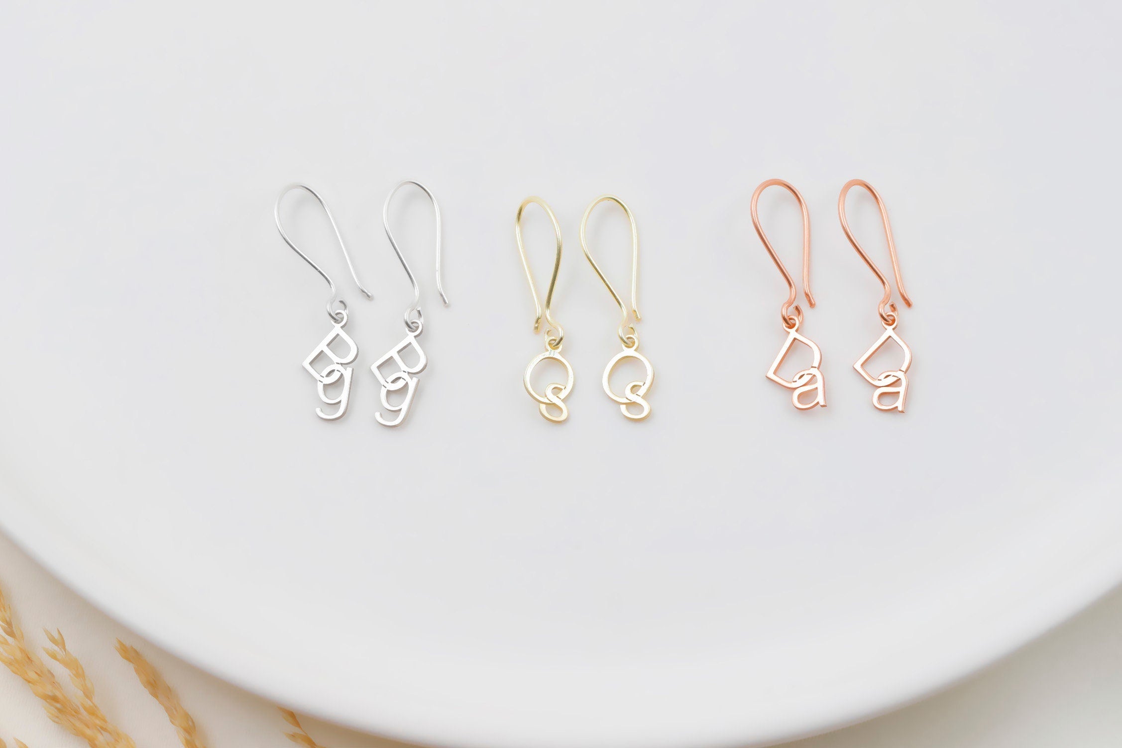 Personalisierte zweibuchstabige ineinandergreifende Dangle-Ohrringe – 18K Gold & Sterlingsilber