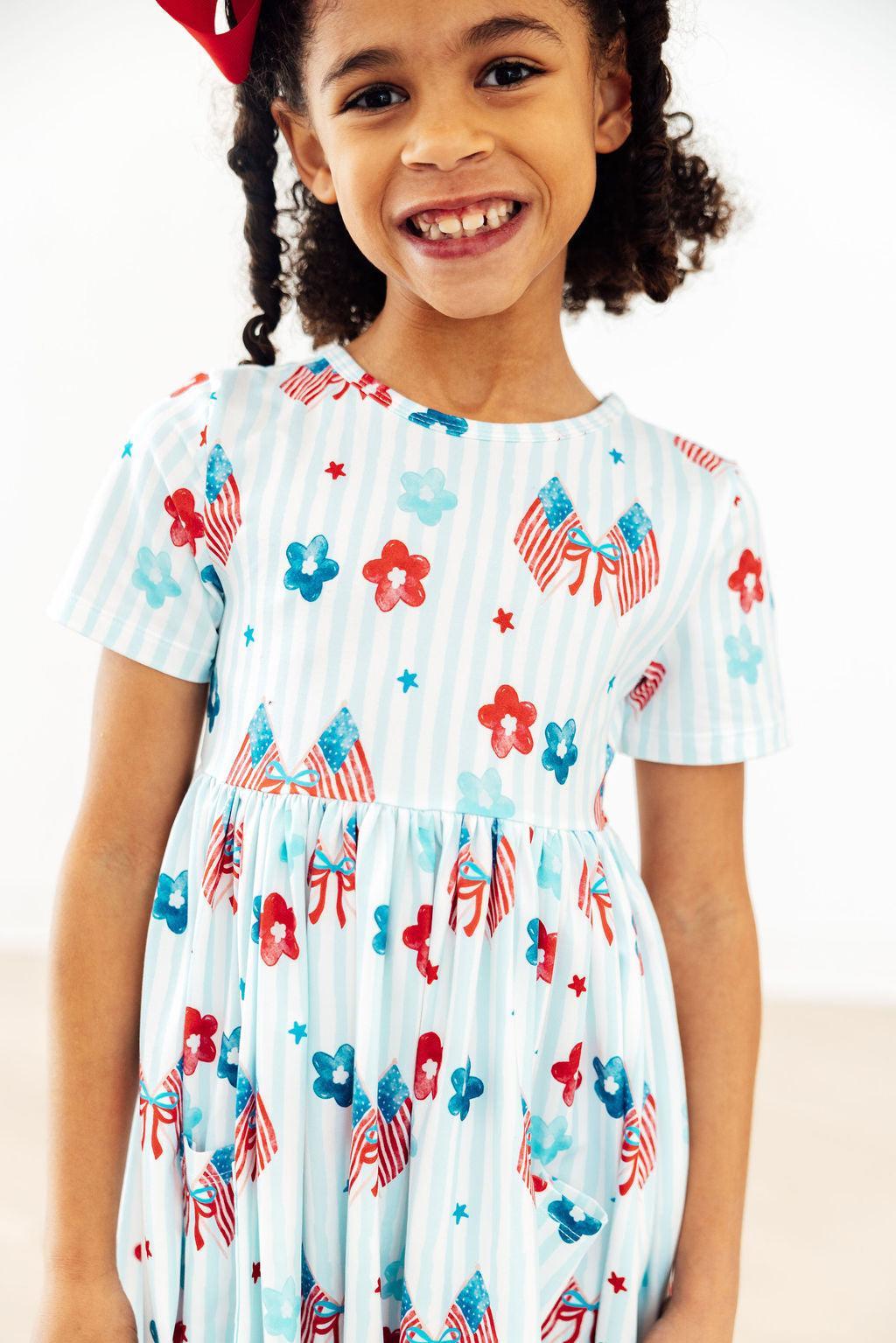 Home of the Brave Pocket-Kleid mit kurzen Ärmeln | Mädchen & Kleinkinder | 6 Monate–9/10 Jahre