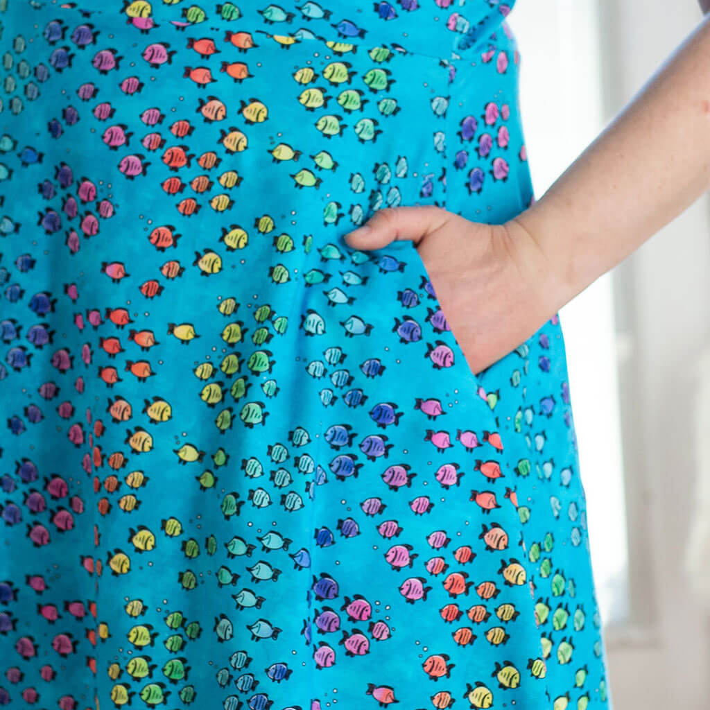 Ärmelloses Damen-Sommerkleid mit Fischregenbogen-Motiv und Taschen