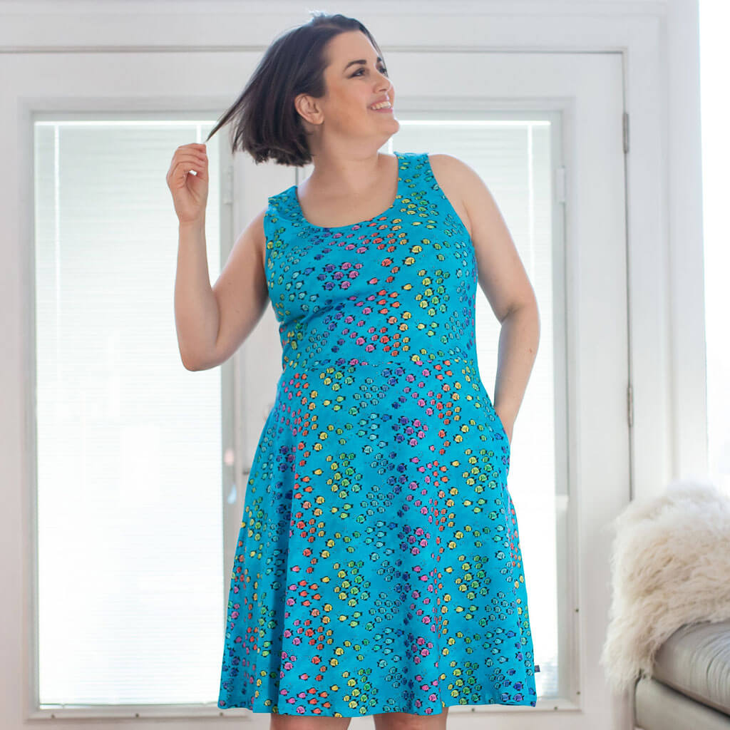 Ärmelloses Damen-Sommerkleid mit Fischregenbogen-Motiv und Taschen